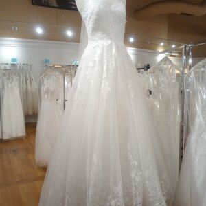 Elegant White Lace Wedding Dress